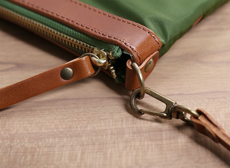 金具にはアンティーク調の金具を採用