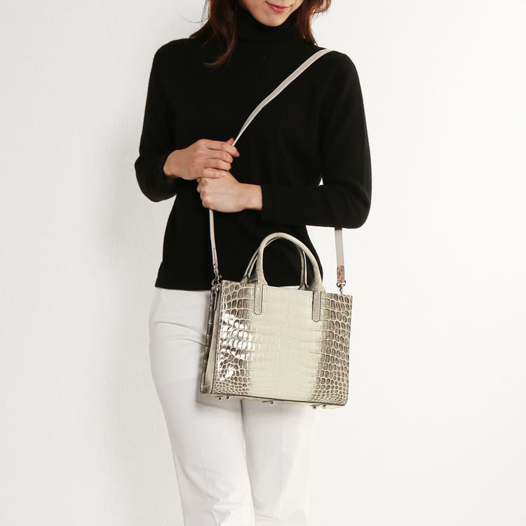 斜め掛けもできる2WAYクロコダイルバッグ