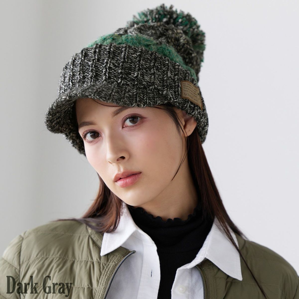 ニット帽つば付きポンポンニットキャップレディースダークグレー