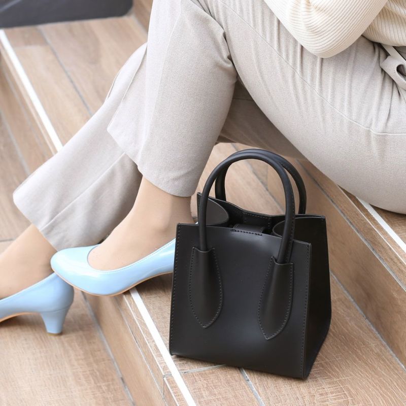 牛床革製２ＷＡＹショルダー＆ハンドバック黒系　新品　送料無料 イタリア製 牛床革 2WAY バッグ キューブ型 レディース