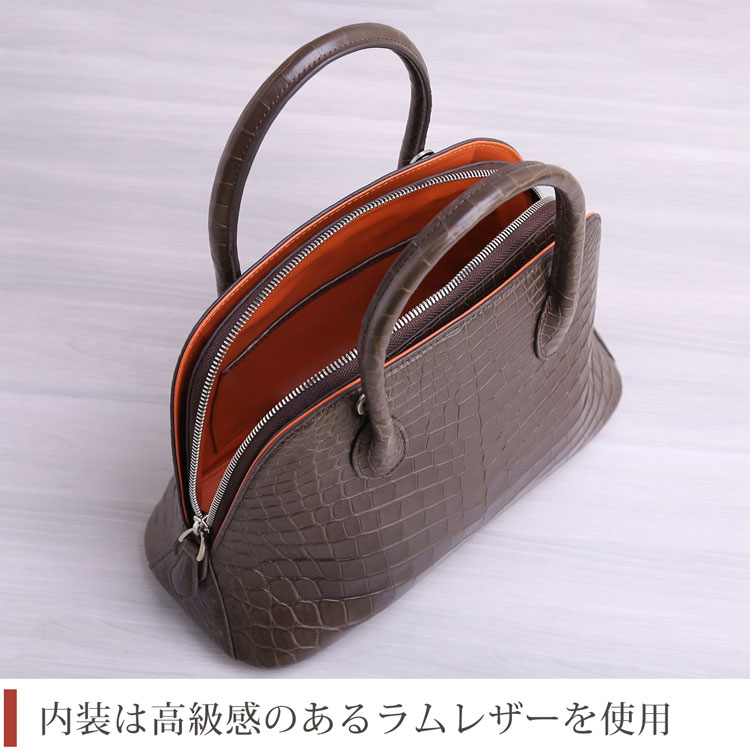 内装はバイカラーのラムレザー使用
