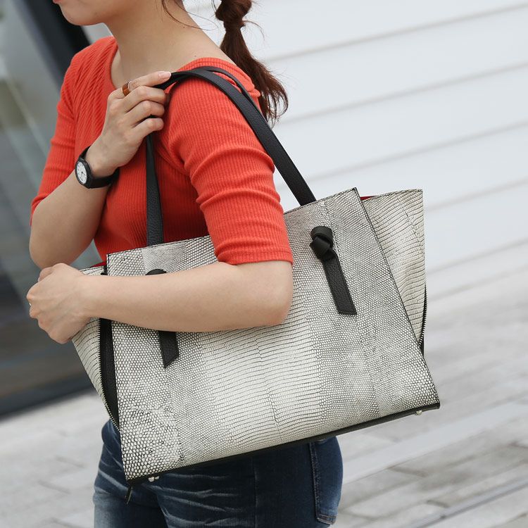 新品タグ付き　リザード ReZARD 　トートバック　メタルプレート　完売品 リザード ReZARD Metal Plate Tote Bag （ブラック