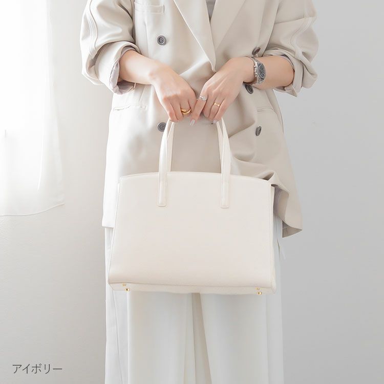 キズや汚れが付きにくいサフィアーノレザーを使用