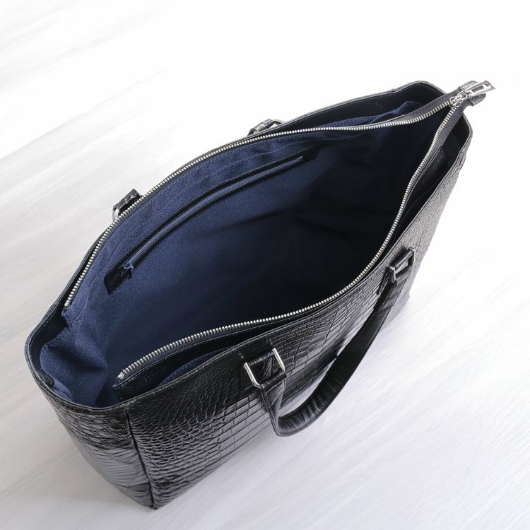 開口部は大きく開く天ファスナー式