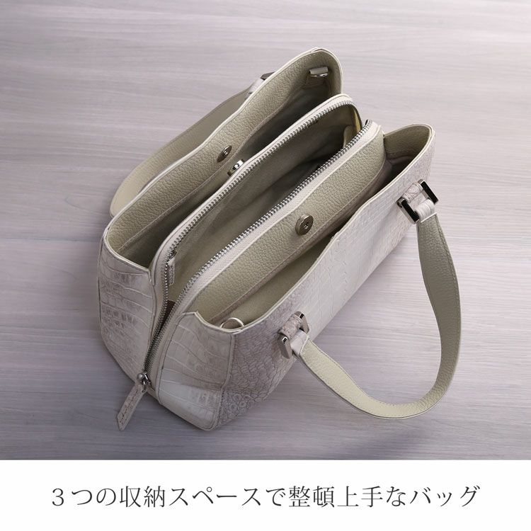 ３つの収納スペースに分かれたハンドバッグです。