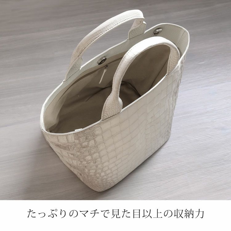 大きな開口部とたっぷりマチのトートバッグ