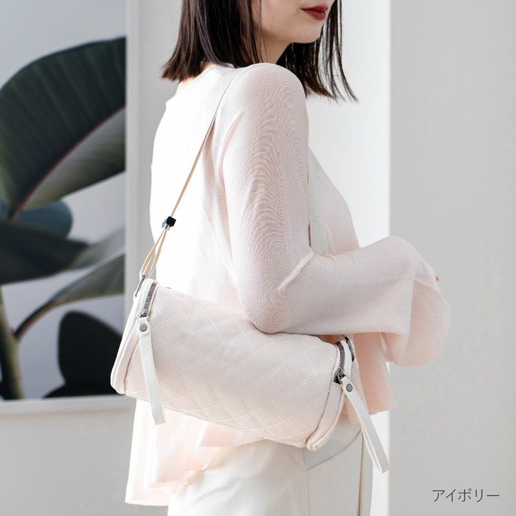 牛革ショルダーバッグロール型キルティング