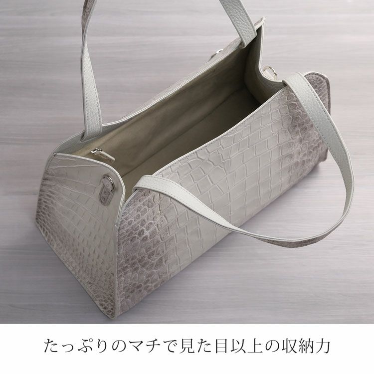 大きな開口部とたっぷりマチのトートバッグ