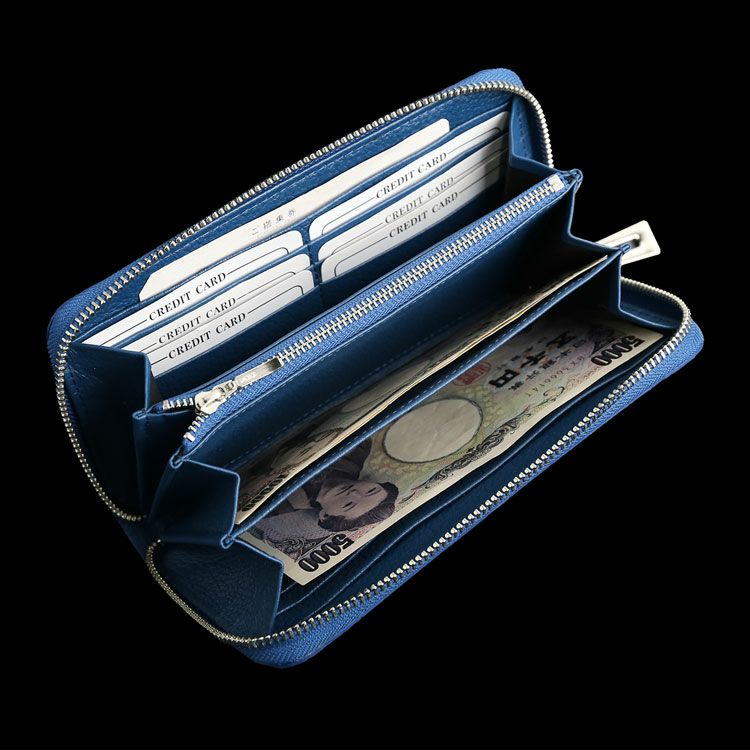 内装にも一部クロコダイルを使用