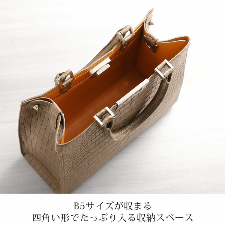 内装はラムレザーをバイカラーで使用