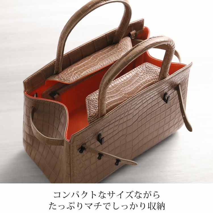 内装はラムレザーをバイカラーなどで使用