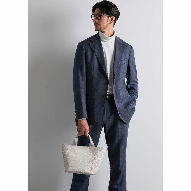 大きな開口部とたっぷりマチのトートバッグ