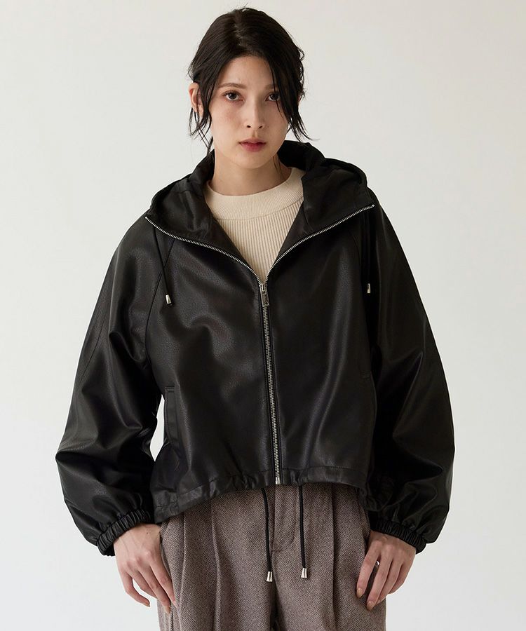 ゆったりデザインのレザージャケット