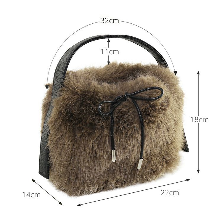 文庫本も長財布も入るちょうどいいサイズのバッグ