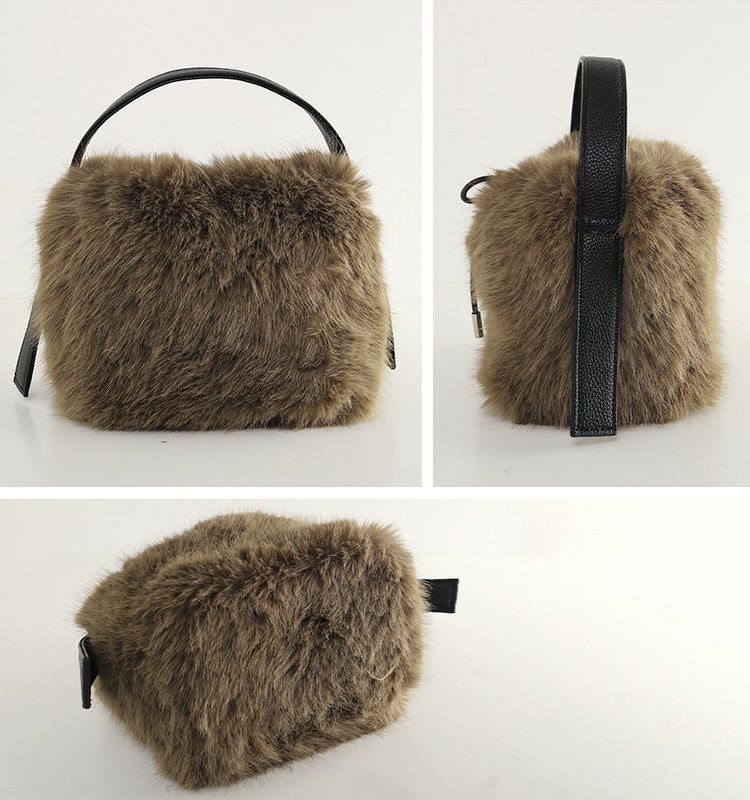 文庫本も長財布も入るちょうどいいサイズのバッグ